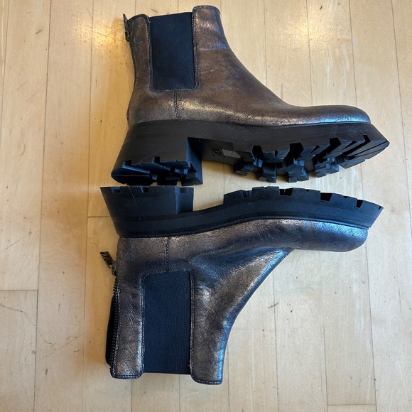 NEW DKNY Sasha Chelsea Lug sole bootie, 10  PG1464 - Picture 6 of 8